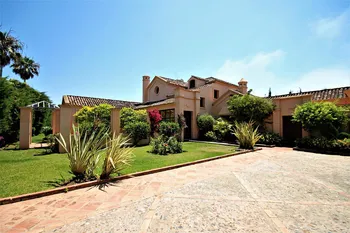 Villa in San Pedro de Alcántara - M096239